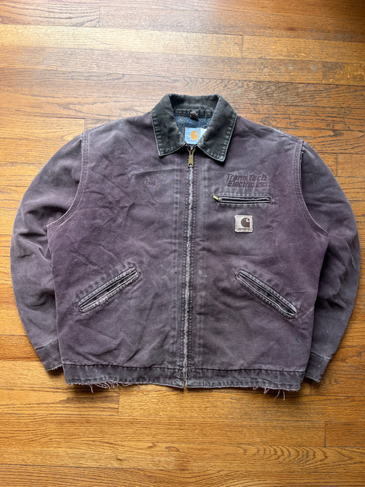 色あせたバーガンディのカーハート デトロイト ジャケット - ボックス ML