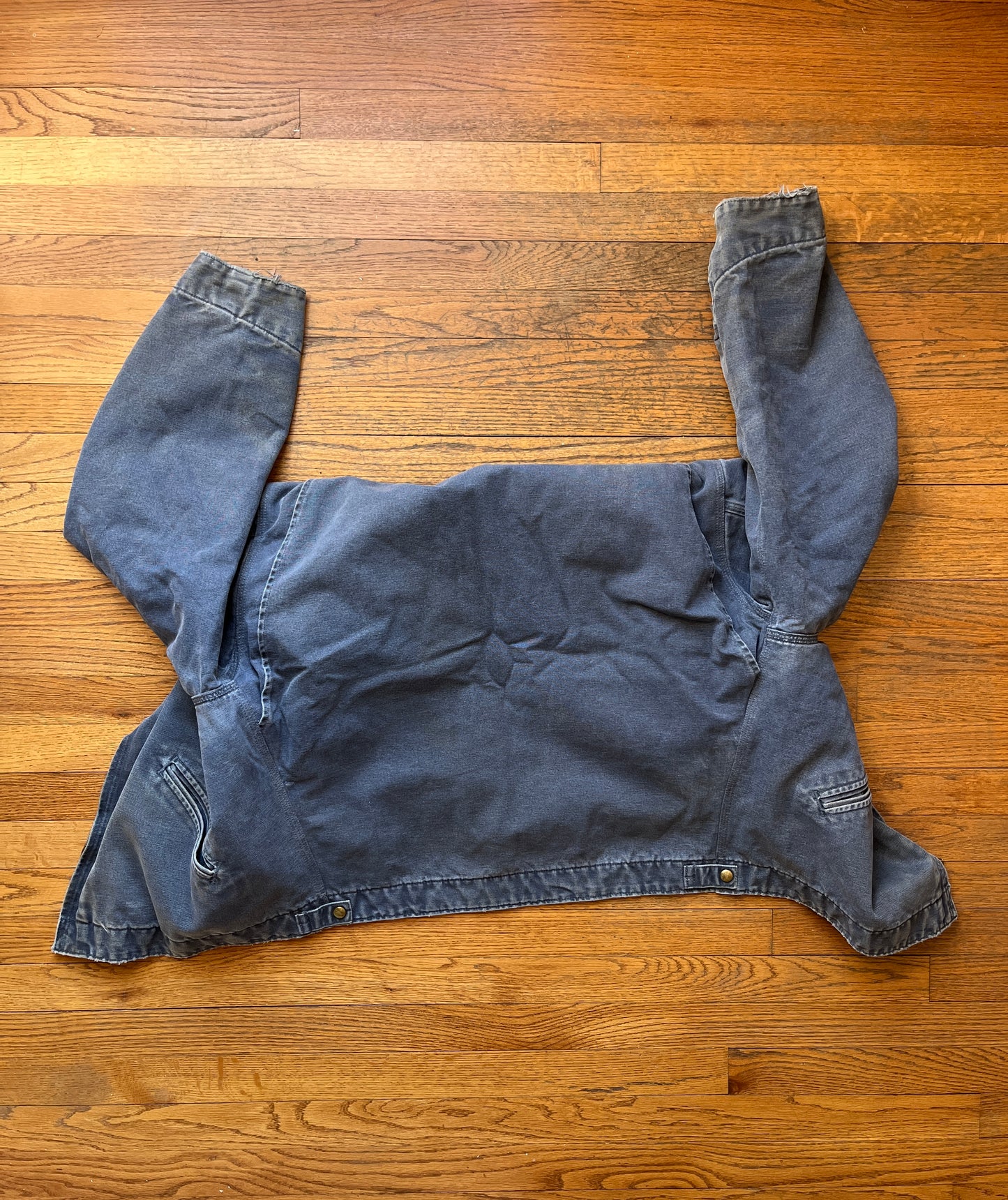 色あせたディープブルーのカーハート デトロイト ジャケット - L