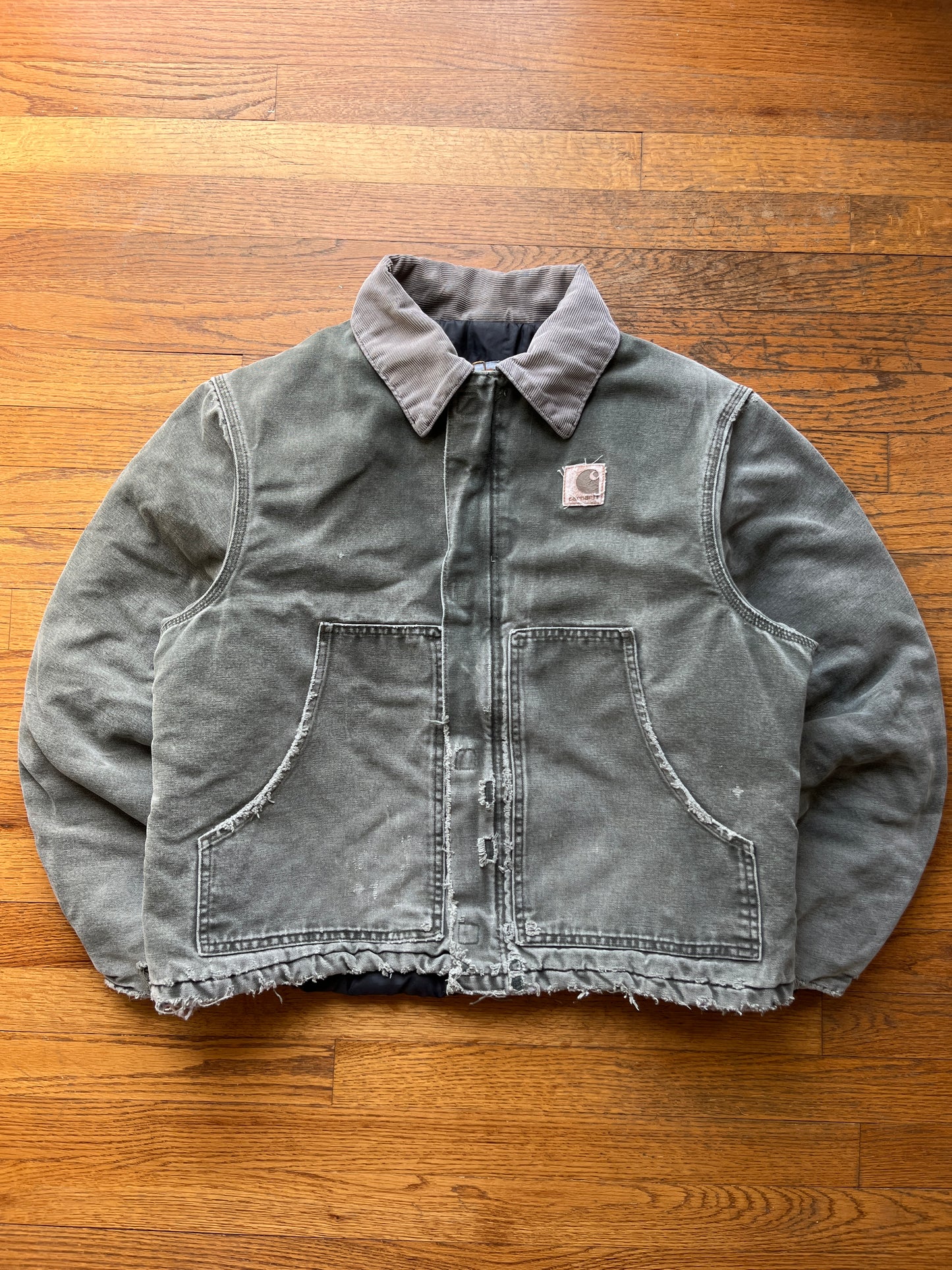 褪色和破旧的橄榄绿色 Carhartt 北极夹克 - 中号