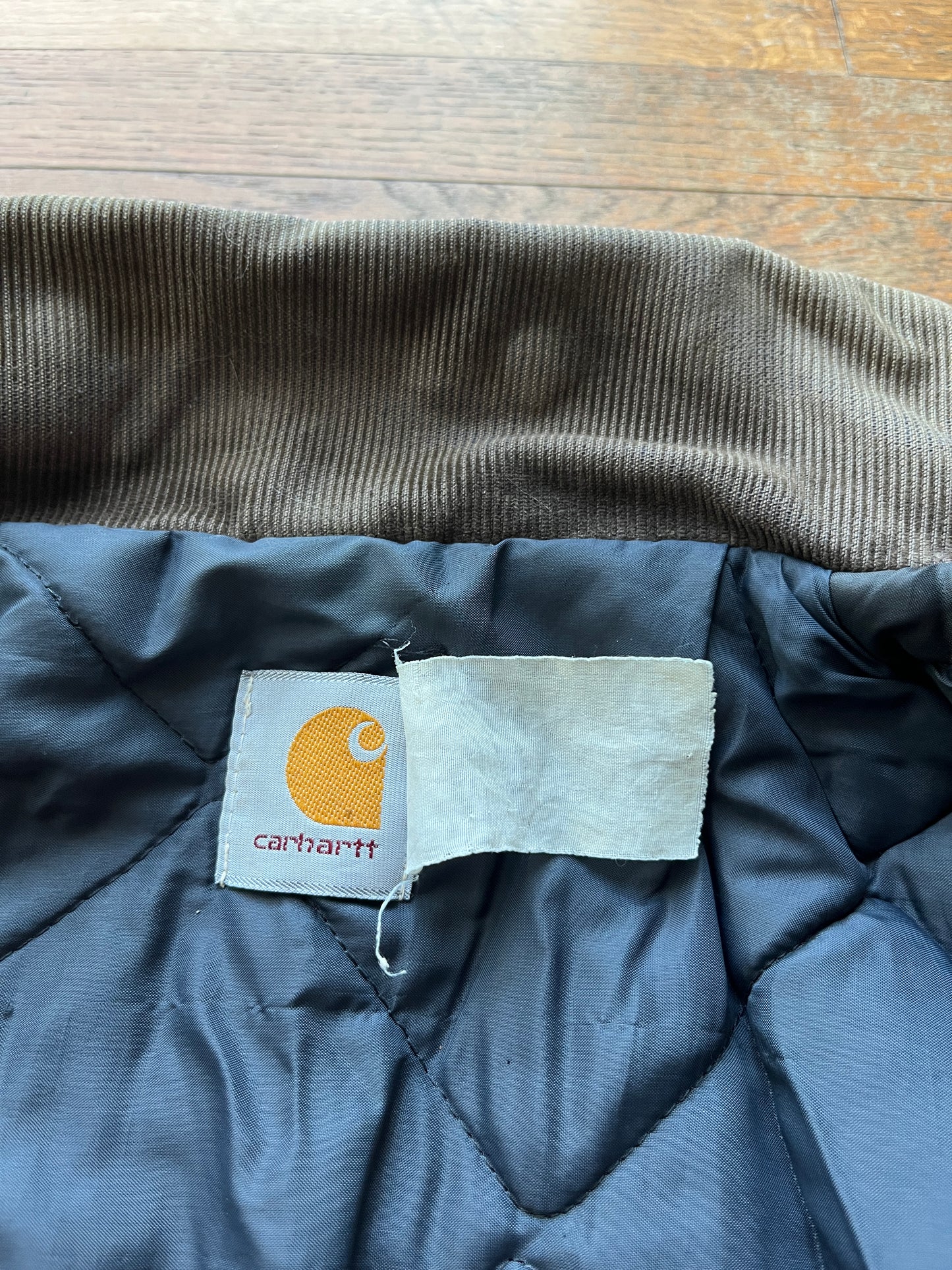 褪色和破旧黑色 Carhartt 北极夹克 - 中号