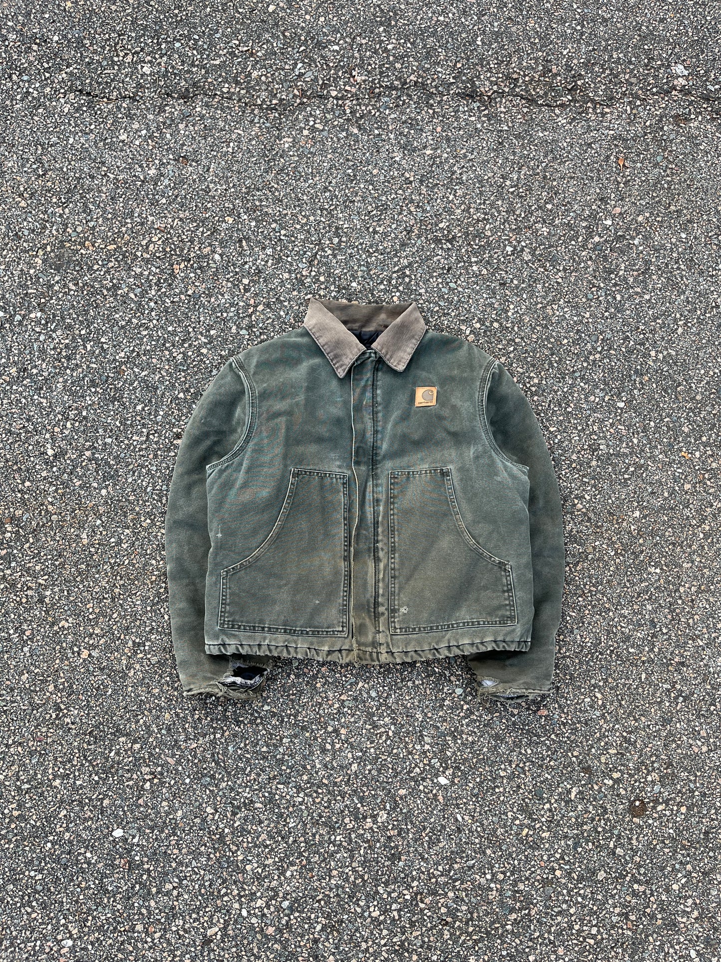 褪色和破旧的橄榄绿色 Carhartt 北极夹克 - 中号