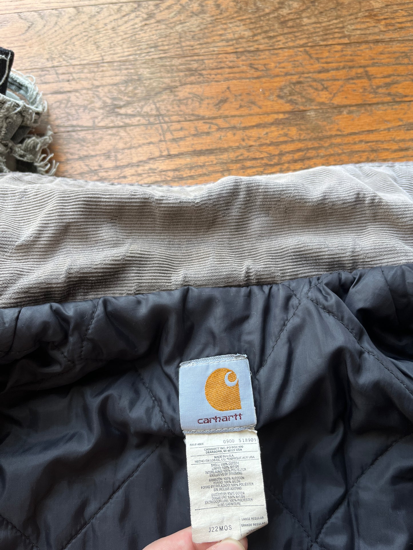 褪色和破旧的橄榄绿色 Carhartt 北极夹克 - 中号